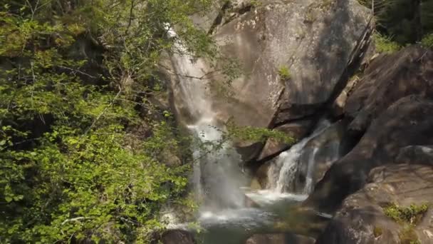 Kanada Dağ Manzarası Uzak Bir Kanyonda Bir Şelale Güzel Hava — Stok video