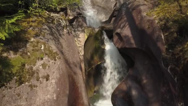 Vackra Flygfoto Över Ett Vattenfall Avlägsen Kanjon Det Kanadensiska Bergslandskapet — Stockvideo