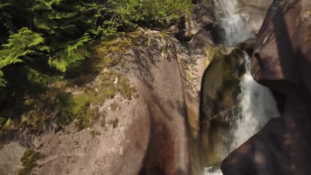 Вид Воздуха Водопад Отдаленном Каньоне Канадского Горного Ландшафта Снято Монмут — стоковое видео