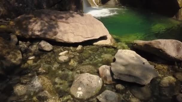 Mooie Luchtfoto Van Een Waterval Een Afgelegen Ravijn Het Canadese — Stockvideo