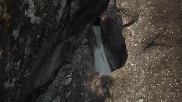 Schöne Luftaufnahme Eines Wasserfalls Einer Abgelegenen Schlucht Der Kanadischen Berglandschaft — Stockvideo