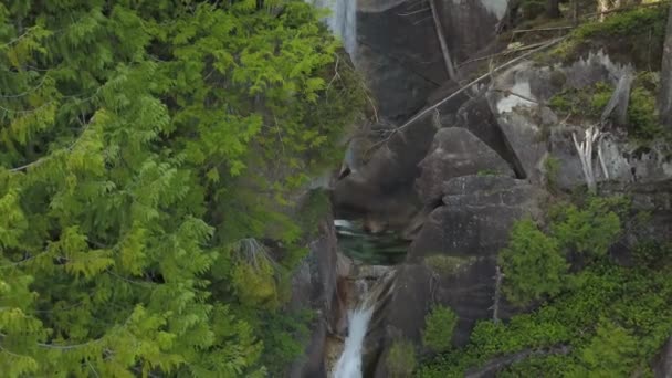 Belle vue aérienne d'une cascade dans un canyon éloigné dans le paysage montagneux canadien. Prise à Monmouth Canyon, Squamish, Colombie-Britannique, Canada .