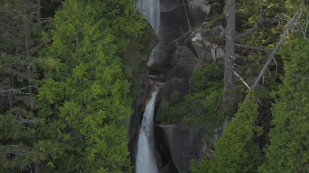 Vackra Flygfoto Över Ett Vattenfall Avlägsen Kanjon Det Kanadensiska Bergslandskapet — Stockvideo