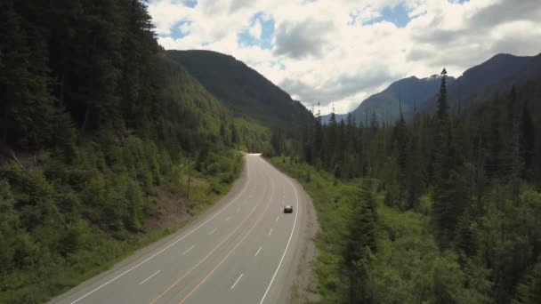 在阳光明媚的夏日 在山脉之间的山谷中欣赏风景优美的路线 位于加拿大不列颠哥伦比亚省3号公路上 — 图库视频影像