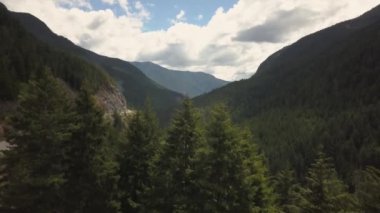 Güneşli bir yaz günü boyunca dağlar arasındaki vadide doğal bir rota havadan görünümü. 3 Numara Highway,British Columbia, Kanada.
