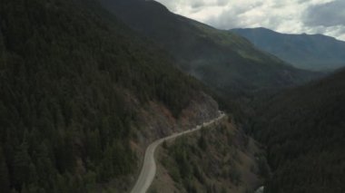 Güneşli bir yaz günü boyunca dağlar arasındaki vadide doğal bir rota havadan görünümü. 3 Numara Highway,British Columbia, Kanada.
