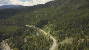 Güneşli bir yaz günü boyunca dağlar arasındaki vadide doğal bir rota havadan görünümü. 3 Numara Highway,British Columbia, Kanada.