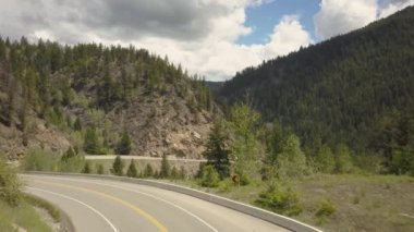 Güneşli bir yaz günü boyunca dağlar arasındaki vadide doğal bir rota havadan görünümü. 3 Numara Highway,British Columbia, Kanada.
