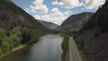 Güneşli bir yaz günü boyunca dağlar arasındaki vadide doğal bir rota havadan görünümü. 3 Numara Highway,British Columbia, Kanada.
