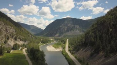 Güneşli bir yaz günü boyunca dağlar arasındaki vadide doğal bir rota havadan görünümü. 3 Numara Highway,British Columbia, Kanada.