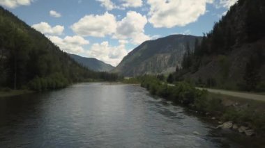 Güneşli bir yaz günü boyunca dağlar arasındaki vadide doğal bir rota havadan görünümü. 3 Numara Highway,British Columbia, Kanada.