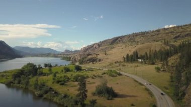 Canlı güneşli bir yaz günü boyunca Güzel Kanada Manzara ile çevrili doğal bir yolun havadan görünümü. Oliver ve Penticton yakınlarında çekilmiş, British Columbia, Kanada.