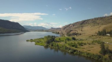 Canlı güneşli bir yaz günü boyunca Güzel Kanada Manzara ile çevrili doğal bir yolun havadan görünümü. Oliver ve Penticton yakınlarında çekilmiş, British Columbia, Kanada.
