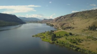 Canlı güneşli bir yaz günü boyunca Güzel Kanada Manzara ile çevrili doğal bir yolun havadan görünümü. Oliver ve Penticton yakınlarında çekilmiş, British Columbia, Kanada.