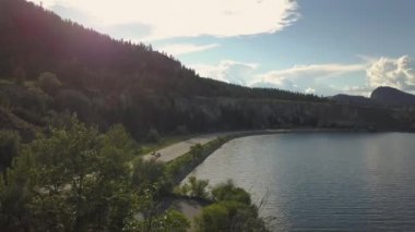 Canlı güneşli bir yaz gün batımı sırasında Güzel Kanada Manzara ile çevrili doğal bir yolun havadan görünümü. Peachland, British Columbia, Kanada yakınlarında çekilmiş.