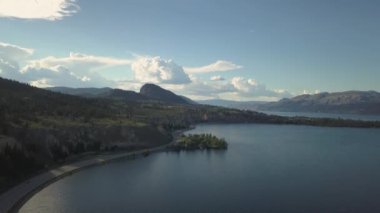 Canlı güneşli bir yaz gün batımı sırasında Güzel Kanada Manzara ile çevrili doğal bir yolun havadan görünümü. Peachland, British Columbia, Kanada yakınlarında çekilmiş.