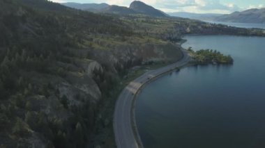 Canlı güneşli bir yaz gün batımı sırasında Güzel Kanada Manzara ile çevrili doğal bir yolun havadan görünümü. Peachland, British Columbia, Kanada yakınlarında çekilmiş.