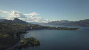 Canlı güneşli bir yaz gün batımı sırasında Güzel Kanada Manzara ile çevrili doğal bir yolun havadan görünümü. Peachland, British Columbia, Kanada yakınlarında çekilmiş.