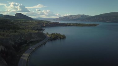 Canlı güneşli bir yaz gün batımı sırasında Güzel Kanada Manzara ile çevrili doğal bir yolun havadan görünümü. Peachland, British Columbia, Kanada yakınlarında çekilmiş.