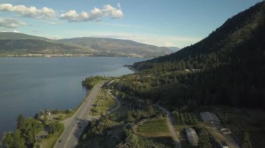 Canlı güneşli bir yaz gün batımı sırasında Güzel Kanada Manzara ile çevrili doğal bir yolun havadan görünümü. Peachland, British Columbia, Kanada yakınlarında çekilmiş.