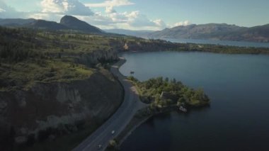 Canlı güneşli bir yaz gün batımı sırasında Güzel Kanada Manzara ile çevrili doğal bir yolun havadan görünümü. Peachland, British Columbia, Kanada yakınlarında çekilmiş.