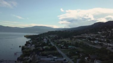 Canlı güneşli bir yaz gün batımı sırasında Okanagan küçük bir kasabanın havadan görünümü. Peachland, British Columbia, Kanada'da çekilmiş.
