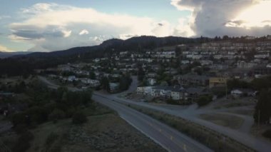 Canlı güneşli bir yaz gün batımı sırasında Okanagan küçük bir kasabanın havadan görünümü. Peachland, British Columbia, Kanada'da çekilmiş.