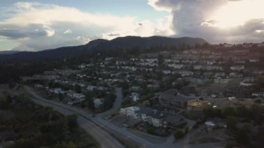 Canlı güneşli bir yaz gün batımı sırasında Okanagan küçük bir kasabanın havadan görünümü. Peachland, British Columbia, Kanada'da çekilmiş.
