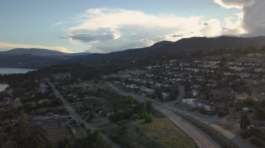 Canlı güneşli bir yaz gün batımı sırasında Okanagan küçük bir kasabanın havadan görünümü. Peachland, British Columbia, Kanada'da çekilmiş.