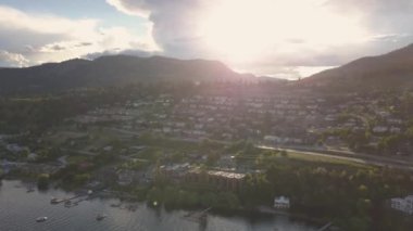 Canlı güneşli bir yaz gün batımı sırasında Okanagan küçük bir kasabanın havadan görünümü. Peachland, British Columbia, Kanada'da çekilmiş.