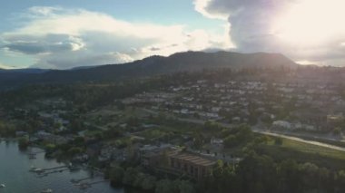 Canlı güneşli bir yaz gün batımı sırasında Okanagan küçük bir kasabanın havadan görünümü. Peachland, British Columbia, Kanada'da çekilmiş.