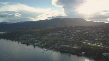 Canlı güneşli bir yaz gün batımı sırasında Okanagan küçük bir kasabanın havadan görünümü. Peachland, British Columbia, Kanada'da çekilmiş.