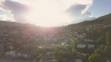 Canlı güneşli bir yaz gün batımı sırasında Okanagan küçük bir kasabanın havadan görünümü. Peachland, British Columbia, Kanada'da çekilmiş.