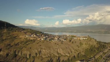Güneşli bir yaz gün batımı sırasında bir dağın tepesinde konut evlerin havadan görünümü. Taken in Kelowna, British Columbia, Kanada.