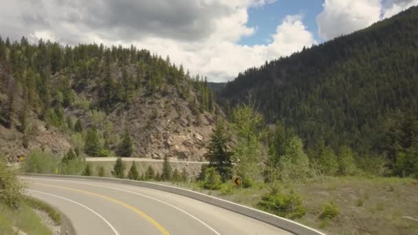 晴れた夏の日の間に山の間の谷の風光明媚なルートの航空写真 カナダ ブリティッシュコロンビア州3号線で撮影 — ストック動画