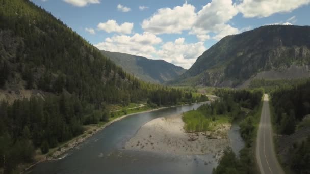 Vue Aérienne Une Route Panoramique Dans Vallée Entre Les Montagnes — Video