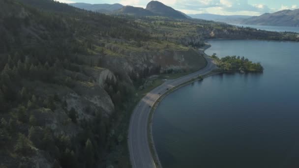 鮮やかな晴れた夏の夕日の間に美しいカナダの風景に囲まれた風光明媚な道路の航空写真 カナダ ブリティッシュコロンビア州ピーチランド付近で撮影 — ストック動画