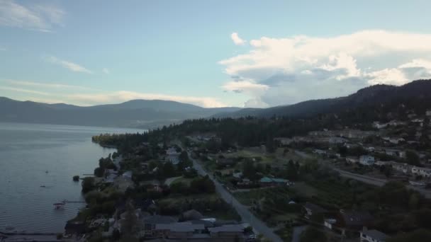 Veduta Aerea Una Piccola Città Okanagan Durante Vivace Tramonto Estivo — Video Stock