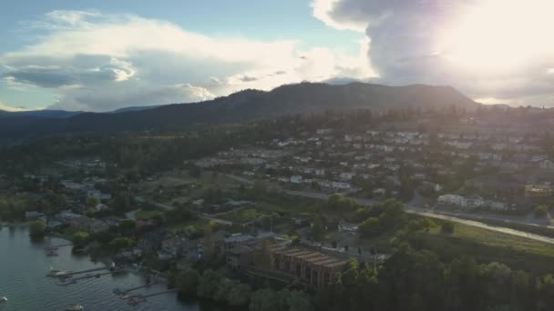在充满活力的阳光明媚的夏日日落期间 鸟瞰奥卡纳根的一个小镇 拍摄于加拿大不列颠哥伦比亚省的桃园 — 图库视频影像