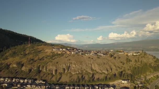 Vista Aerea Case Residenziali Sulla Cima Una Montagna Durante Tramonto — Video Stock