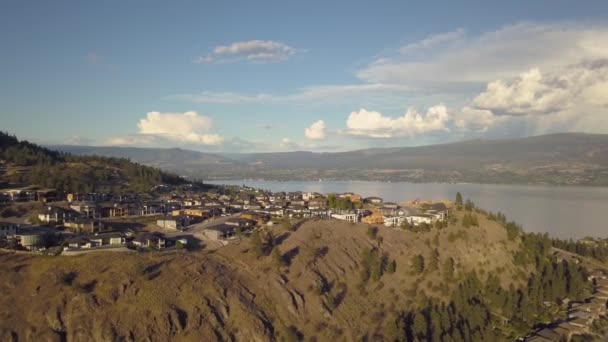 Vista Aérea Casas Residenciales Cima Una Montaña Durante Soleado Atardecer — Vídeos de Stock