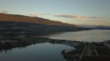 Havadan görünümü güzel Kanada manzara tarafından canlı güneşli yaz gün batımı sırasında çevrili küçük bir kasaba. Kelowna, Britanya Kolumbiyası, Kanada alınan.