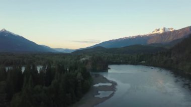 Güzel hava deniz manzarası görünümü bir canlı yaz gün batımı sırasında Pasifik Okyanusu kıyısında. Kuzey Vancouver Adası, British Columbia, Kanada alınan.
