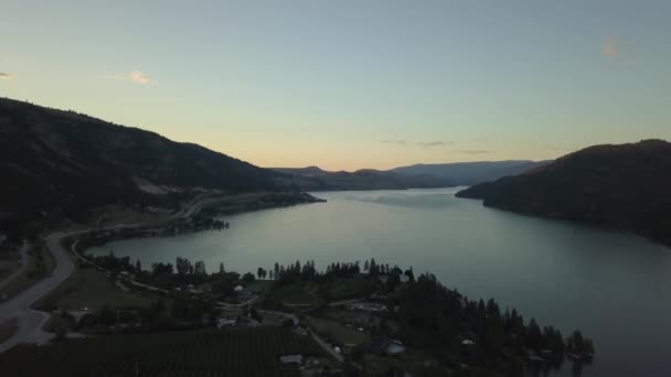 Vista Aérea Una Pequeña Ciudad Rodeada Por Hermoso Paisaje Canadiense — Vídeos de Stock