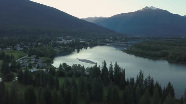 Vista Aérea Lago Pintoresco Paisaje Montañoso Canadiense Durante Vibrante Amanecer — Vídeo de stock