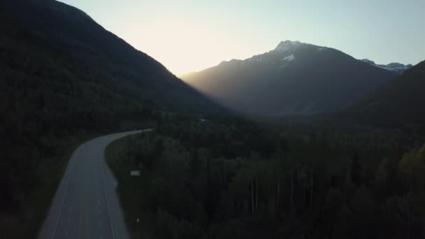在阳光明媚的夏日早晨 可鸟瞰风景优美的道路 周围环绕着美丽的加拿大山脉 在加拿大不列颠哥伦比亚省雷维尔斯托克附近拍摄 — 图库视频影像