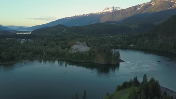 Vista Aérea Lago Cênico Paisagem Montanhosa Canadense Durante Nascer Sol — Vídeo de Stock