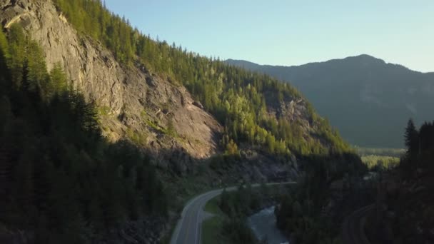 Widok Lotu Ptaka Malownicza Droga Otoczona Pięknymi Górami Kanadyjskimi Podczas — Wideo stockowe