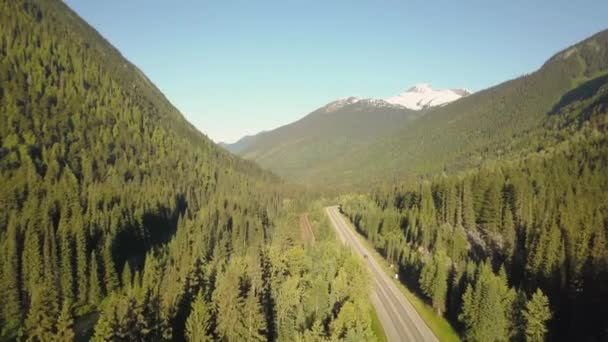 Luchtfoto Van Een Schilderachtige Weg Omringd Door Prachtige Canadese Bergen — Stockvideo