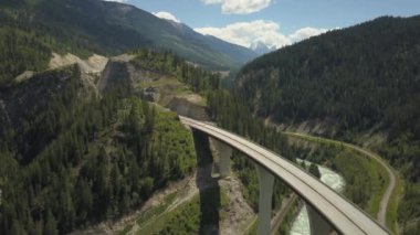 Güneşli bir yaz sabahı Güzel Kanada Dağları ile çevrili doğal bir yolun havadan görünümü. Golden, British Columbia, Kanada yakınlarında çekilmiş.